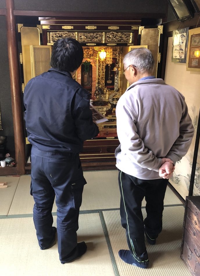 【大阪 仏壇クリーニング】仏壇クリーニングは、宗派に合わせて、扉前面に付けられる錺金具の形状を違えていることも特徴の一つです。1982年（昭和57年）には、大阪仏壇は、その技術の高さを認められ、国の伝統工芸品の指定を受けています。歴史 大阪と仏教との結びつきは深く、仏教が伝来した552年（欽明天皇13年）まで遡ります。この年、難波津の御津浦（現大阪市中央区三寺町）へ、百済から6人の仏師や大工、細工師などの職人が、経文と共に渡ってきました。593年（推古天皇元年）に、聖徳太子が四天王寺を建立する際にも、百済からさらに4人の技術者が招かれています。これらの職人、技術者らが定住し、仏壇や仏具を作り始めたのが、そもそもの始まりではないかと言われています。1496年（明応5年）に蓮如が、大阪に石山本願寺を建立し、周辺に寺内町ができて、大阪周辺での仏壇仏具の需要拡大に拍車がかかりました。江戸期には、幕府の政策ともあいまって、仏壇が広く普及し、大阪の仏壇製造拠点としての役割も確立します。天明期（1781～1788年）には、農人橋お祓筋（現在の大阪市中央区）の仏師である池田屋小林弥吉が、戸障子、蒔絵、彩色が施された仏壇を作り、これが大阪仏壇の原型になったといわれています。